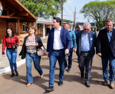 O governador Carlos Massa Ratinho Junior esteve nesta quinta-feira (17) na Agropec, nova feira agrotécnica de Guarapuava, na região central do Estado. No encontro com produtores, na abertura do evento, o governador destacou o fim da vacinação contra a febre aftosa no Paraná e disse que a região Centro-Sul será beneficiada pela medida.