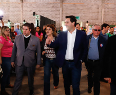 O governador Carlos Massa Ratinho Junior esteve nesta quinta-feira (17) na Agropec, nova feira agrotécnica de Guarapuava, na região central do Estado. No encontro com produtores, na abertura do evento, o governador destacou o fim da vacinação contra a febre aftosa no Paraná e disse que a região Centro-Sul será beneficiada pela medida.