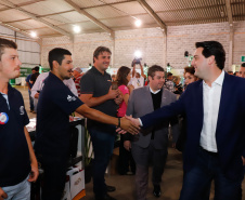 O governador Carlos Massa Ratinho Junior esteve nesta quinta-feira (17) na Agropec, nova feira agrotécnica de Guarapuava, na região central do Estado. No encontro com produtores, na abertura do evento, o governador destacou o fim da vacinação contra a febre aftosa no Paraná e disse que a região Centro-Sul será beneficiada pela medida.