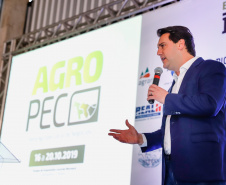 O governador Carlos Massa Ratinho Junior esteve nesta quinta-feira (17) na Agropec, nova feira agrotécnica de Guarapuava, na região central do Estado. No encontro com produtores, na abertura do evento, o governador destacou o fim da vacinação contra a febre aftosa no Paraná e disse que a região Centro-Sul será beneficiada pela medida.