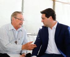 O governador Carlos Massa Ratinho Junior esteve nesta quinta-feira (17) na Agropec, nova feira agrotécnica de Guarapuava, na região central do Estado. No encontro com produtores, na abertura do evento, o governador destacou o fim da vacinação contra a febre aftosa no Paraná e disse que a região Centro-Sul será beneficiada pela medida.