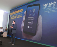 O Governo do Estado lançou nesta quinta-feira (17) o Paraná Solidário, aplicativo criado especialmente para promover a doação direta entre os cidadãos e as entidades beneficentes. A tecnologia, idealizada pela Secretaria da Justiça, Família e Trabalho, com apoio técnico da Celepar, é uma ponte entre empresas e pessoas físicas que queiram doar para instituições produtos como alimentos, roupas, móveis, eletrodomésticos, ração para animais. Foto: Ari Dias/AEN
