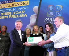 O Governo do Estado lançou nesta quinta-feira (17) o Paraná Solidário, aplicativo criado especialmente para promover a doação direta entre os cidadãos e as entidades beneficentes. A tecnologia, idealizada pela Secretaria da Justiça, Família e Trabalho, com apoio técnico da Celepar, é uma ponte entre empresas e pessoas físicas que queiram doar para instituições produtos como alimentos, roupas, móveis, eletrodomésticos, ração para animais. Foto: Ari Dias/AEN