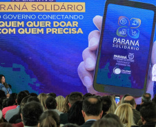 O Governo do Estado lançou nesta quinta-feira (17) o Paraná Solidário, aplicativo criado especialmente para promover a doação direta entre os cidadãos e as entidades beneficentes. A tecnologia, idealizada pela Secretaria da Justiça, Família e Trabalho, com apoio técnico da Celepar, é uma ponte entre empresas e pessoas físicas que queiram doar para instituições produtos como alimentos, roupas, móveis, eletrodomésticos, ração para animais. Foto: Valdelino Pontes