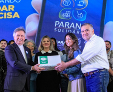 O Governo do Estado lançou nesta quinta-feira (17) o Paraná Solidário, aplicativo criado especialmente para promover a doação direta entre os cidadãos e as entidades beneficentes. A tecnologia, idealizada pela Secretaria da Justiça, Família e Trabalho, com apoio técnico da Celepar, é uma ponte entre empresas e pessoas físicas que queiram doar para instituições produtos como alimentos, roupas, móveis, eletrodomésticos, ração para animais. Foto: Valdelino Pontes