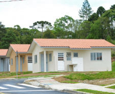 Quarenta e oito famílias de Rio Azul, na região Centro-Sul do Paraná, receberam nesta quinta-feira (17) as chaves de suas moradias. Elas são as novas moradoras do Residencial Rio Azul VII, empreendimento construído em uma parceria do Governo do Paraná, Governo Federal e prefeitura de Rio Azul. O empreendimento foi inaugurado com a presença do vice-governador Darci Piana.Foto: Guilherme Santos / Cohapar 