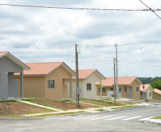 Quarenta e oito famílias de Rio Azul, na região Centro-Sul do Paraná, receberam nesta quinta-feira (17) as chaves de suas moradias. Elas são as novas moradoras do Residencial Rio Azul VII, empreendimento construído em uma parceria do Governo do Paraná, Governo Federal e prefeitura de Rio Azul. O empreendimento foi inaugurado com a presença do vice-governador Darci Piana.Foto: Guilherme Santos / Cohapar 