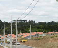 Quarenta e oito famílias de Rio Azul, na região Centro-Sul do Paraná, receberam nesta quinta-feira (17) as chaves de suas moradias. Elas são as novas moradoras do Residencial Rio Azul VII, empreendimento construído em uma parceria do Governo do Paraná, Governo Federal e prefeitura de Rio Azul. O empreendimento foi inaugurado com a presença do vice-governador Darci Piana.Foto: Guilherme Santos / Cohapar 