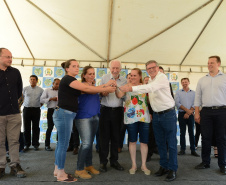 Quarenta e oito famílias de Rio Azul, na região Centro-Sul do Paraná, receberam nesta quinta-feira (17) as chaves de suas moradias. Elas são as novas moradoras do Residencial Rio Azul VII, empreendimento construído em uma parceria do Governo do Paraná, Governo Federal e prefeitura de Rio Azul. O empreendimento foi inaugurado com a presença do vice-governador Darci Piana.Foto: Guilherme Santos / Cohapar 