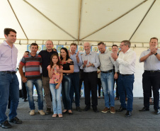Quarenta e oito famílias de Rio Azul, na região Centro-Sul do Paraná, receberam nesta quinta-feira (17) as chaves de suas moradias. Elas são as novas moradoras do Residencial Rio Azul VII, empreendimento construído em uma parceria do Governo do Paraná, Governo Federal e prefeitura de Rio Azul. O empreendimento foi inaugurado com a presença do vice-governador Darci Piana.Foto: Guilherme Santos / Cohapar 