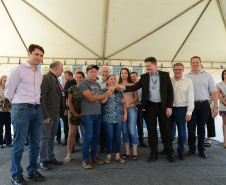 Quarenta e oito famílias de Rio Azul, na região Centro-Sul do Paraná, receberam nesta quinta-feira (17) as chaves de suas moradias. Elas são as novas moradoras do Residencial Rio Azul VII, empreendimento construído em uma parceria do Governo do Paraná, Governo Federal e prefeitura de Rio Azul. O empreendimento foi inaugurado com a presença do vice-governador Darci Piana.Foto: Guilherme Santos / Cohapar 