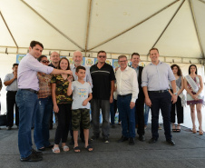 Quarenta e oito famílias de Rio Azul, na região Centro-Sul do Paraná, receberam nesta quinta-feira (17) as chaves de suas moradias. Elas são as novas moradoras do Residencial Rio Azul VII, empreendimento construído em uma parceria do Governo do Paraná, Governo Federal e prefeitura de Rio Azul. O empreendimento foi inaugurado com a presença do vice-governador Darci Piana.Foto: Guilherme Santos / Cohapar 
