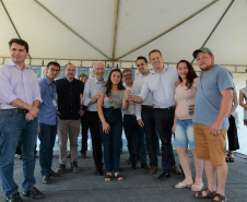 Quarenta e oito famílias de Rio Azul, na região Centro-Sul do Paraná, receberam nesta quinta-feira (17) as chaves de suas moradias. Elas são as novas moradoras do Residencial Rio Azul VII, empreendimento construído em uma parceria do Governo do Paraná, Governo Federal e prefeitura de Rio Azul. O empreendimento foi inaugurado com a presença do vice-governador Darci Piana.Foto: Guilherme Santos / Cohapar 