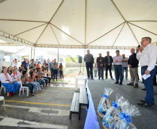 Quarenta e oito famílias de Rio Azul, na região Centro-Sul do Paraná, receberam nesta quinta-feira (17) as chaves de suas moradias. Elas são as novas moradoras do Residencial Rio Azul VII, empreendimento construído em uma parceria do Governo do Paraná, Governo Federal e prefeitura de Rio Azul. O empreendimento foi inaugurado com a presença do vice-governador Darci Piana.Foto: Guilherme Santos / Cohapar 