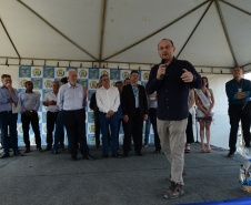 Quarenta e oito famílias de Rio Azul, na região Centro-Sul do Paraná, receberam nesta quinta-feira (17) as chaves de suas moradias. Elas são as novas moradoras do Residencial Rio Azul VII, empreendimento construído em uma parceria do Governo do Paraná, Governo Federal e prefeitura de Rio Azul. O empreendimento foi inaugurado com a presença do vice-governador Darci Piana.Foto: Guilherme Santos / Cohapar 