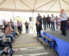 Quarenta e oito famílias de Rio Azul, na região Centro-Sul do Paraná, receberam nesta quinta-feira (17) as chaves de suas moradias. Elas são as novas moradoras do Residencial Rio Azul VII, empreendimento construído em uma parceria do Governo do Paraná, Governo Federal e prefeitura de Rio Azul. O empreendimento foi inaugurado com a presença do vice-governador Darci Piana.Foto: Guilherme Santos / Cohapar 