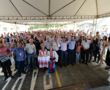 Quarenta e oito famílias de Rio Azul, na região Centro-Sul do Paraná, receberam nesta quinta-feira (17) as chaves de suas moradias. Elas são as novas moradoras do Residencial Rio Azul VII, empreendimento construído em uma parceria do Governo do Paraná, Governo Federal e prefeitura de Rio Azul. O empreendimento foi inaugurado com a presença do vice-governador Darci Piana.Foto: Guilherme Santos / Cohapar 