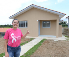 Quarenta e oito famílias de Rio Azul, na região Centro-Sul do Paraná, receberam nesta quinta-feira (17) as chaves de suas moradias. Elas são as novas moradoras do Residencial Rio Azul VII, empreendimento construído em uma parceria do Governo do Paraná, Governo Federal e prefeitura de Rio Azul. O empreendimento foi inaugurado com a presença do vice-governador Darci Piana.Foto: Guilherme Santos / Cohapar 