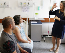 A equipe do Complexo do Hospital do Trabalhador (CHT) se tornou um exemplo de inclusão. O casal Olímpia Virginia Páez e Ronildo Fernandes de Melo são deficientes auditivos e contaram com a ajuda de uma intérprete de Libras para acompanhar o parto e se comunicar com a equipe médica. O procedimento aconteceu na segunda-feira (14).Foto: Divulgação/SESA