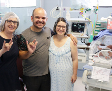 A equipe do Complexo do Hospital do Trabalhador (CHT) se tornou um exemplo de inclusão. O casal Olímpia Virginia Páez e Ronildo Fernandes de Melo são deficientes auditivos e contaram com a ajuda de uma intérprete de Libras para acompanhar o parto e se comunicar com a equipe médica. O procedimento aconteceu na segunda-feira (14).Foto: Divulgação/SESA