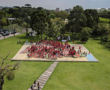 Cerca de 400 crianças do Movimento de Trabalhadores Rurais Sem-Terra (MST) fizeram uma visita, nesta sexta-feira (18), ao Palácio Iguaçu, sede do Executivo estadual. Vindas de diversos acampamentos e assentamentos de todo o Paraná, elas estão em Curitiba para o 13º Encontro Estadual dos Sem Terrinha, que começou na terça-feira (16) e termina nesta sexta. Foto: Geraldo Bubniak/AEN