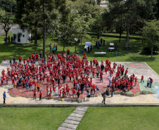 Cerca de 400 crianças do Movimento de Trabalhadores Rurais Sem-Terra (MST) fizeram uma visita, nesta sexta-feira (18), ao Palácio Iguaçu, sede do Executivo estadual. Vindas de diversos acampamentos e assentamentos de todo o Paraná, elas estão em Curitiba para o 13º Encontro Estadual dos Sem Terrinha, que começou na terça-feira (16) e termina nesta sexta.-  Foto: Geraldo Bubniak/AEN