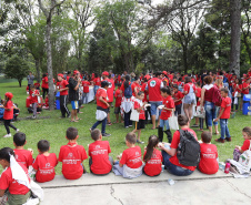 Cerca de 400 crianças do Movimento de Trabalhadores Rurais Sem-Terra (MST) fizeram uma visita, nesta sexta-feira (18), ao Palácio Iguaçu, sede do Executivo estadual. Vindas de diversos acampamentos e assentamentos de todo o Paraná, elas estão em Curitiba para o 13º Encontro Estadual dos Sem Terrinha, que começou na terça-feira (16) e termina nesta sexta. Curitiba, 18-10-19.Foto: Arnaldo Alves / AEN