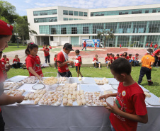 Cerca de 400 crianças do Movimento de Trabalhadores Rurais Sem-Terra (MST) fizeram uma visita, nesta sexta-feira (18), ao Palácio Iguaçu, sede do Executivo estadual. Vindas de diversos acampamentos e assentamentos de todo o Paraná, elas estão em Curitiba para o 13º Encontro Estadual dos Sem Terrinha, que começou na terça-feira (16) e termina nesta sexta. Curitiba, 18-10-19.Foto: Arnaldo Alves / AEN