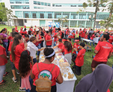 Cerca de 400 crianças do Movimento de Trabalhadores Rurais Sem-Terra (MST) fizeram uma visita, nesta sexta-feira (18), ao Palácio Iguaçu, sede do Executivo estadual. Vindas de diversos acampamentos e assentamentos de todo o Paraná, elas estão em Curitiba para o 13º Encontro Estadual dos Sem Terrinha, que começou na terça-feira (16) e termina nesta sexta. Curitiba, 18-10-19.Foto: Arnaldo Alves / AEN