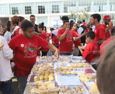 Cerca de 400 crianças do Movimento de Trabalhadores Rurais Sem-Terra (MST) fizeram uma visita, nesta sexta-feira (18), ao Palácio Iguaçu, sede do Executivo estadual. Vindas de diversos acampamentos e assentamentos de todo o Paraná, elas estão em Curitiba para o 13º Encontro Estadual dos Sem Terrinha, que começou na terça-feira (16) e termina nesta sexta. Curitiba, 18-10-19.Foto: Arnaldo Alves / AEN