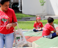 Cerca de 400 crianças do Movimento de Trabalhadores Rurais Sem-Terra (MST) fizeram uma visita, nesta sexta-feira (18), ao Palácio Iguaçu, sede do Executivo estadual. Vindas de diversos acampamentos e assentamentos de todo o Paraná, elas estão em Curitiba para o 13º Encontro Estadual dos Sem Terrinha, que começou na terça-feira (16) e termina nesta sexta. Curitiba, 18-10-19.Foto: Arnaldo Alves / AEN