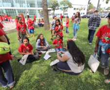 Cerca de 400 crianças do Movimento de Trabalhadores Rurais Sem-Terra (MST) fizeram uma visita, nesta sexta-feira (18), ao Palácio Iguaçu, sede do Executivo estadual. Vindas de diversos acampamentos e assentamentos de todo o Paraná, elas estão em Curitiba para o 13º Encontro Estadual dos Sem Terrinha, que começou na terça-feira (16) e termina nesta sexta. Curitiba, 18-10-19.Foto: Arnaldo Alves / AEN