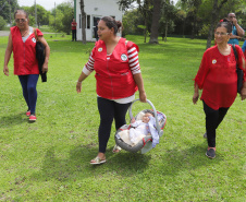 Cerca de 400 crianças do Movimento de Trabalhadores Rurais Sem-Terra (MST) fizeram uma visita, nesta sexta-feira (18), ao Palácio Iguaçu, sede do Executivo estadual. Vindas de diversos acampamentos e assentamentos de todo o Paraná, elas estão em Curitiba para o 13º Encontro Estadual dos Sem Terrinha, que começou na terça-feira (16) e termina nesta sexta. Curitiba, 18-10-19.Foto: Arnaldo Alves / AEN