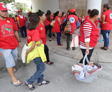 Cerca de 400 crianças do Movimento de Trabalhadores Rurais Sem-Terra (MST) fizeram uma visita, nesta sexta-feira (18), ao Palácio Iguaçu, sede do Executivo estadual. Vindas de diversos acampamentos e assentamentos de todo o Paraná, elas estão em Curitiba para o 13º Encontro Estadual dos Sem Terrinha, que começou na terça-feira (16) e termina nesta sexta. Curitiba, 18-10-19.Foto: Arnaldo Alves / AEN