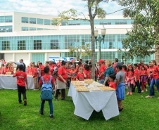 Cerca de 400 crianças do Movimento de Trabalhadores Rurais Sem-Terra (MST) fizeram uma visita, nesta sexta-feira (18), ao Palácio Iguaçu, sede do Executivo estadual. Vindas de diversos acampamentos e assentamentos de todo o Paraná, elas estão em Curitiba para o 13º Encontro Estadual dos Sem Terrinha, que começou na terça-feira (16) e termina nesta sexta.Foto: Valdelino Pontes 18/10/2019