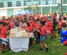 Cerca de 400 crianças do Movimento de Trabalhadores Rurais Sem-Terra (MST) fizeram uma visita, nesta sexta-feira (18), ao Palácio Iguaçu, sede do Executivo estadual. Vindas de diversos acampamentos e assentamentos de todo o Paraná, elas estão em Curitiba para o 13º Encontro Estadual dos Sem Terrinha, que começou na terça-feira (16) e termina nesta sexta.Foto: Valdelino Pontes 18/10/2019