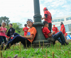 Cerca de 400 crianças do Movimento de Trabalhadores Rurais Sem-Terra (MST) fizeram uma visita, nesta sexta-feira (18), ao Palácio Iguaçu, sede do Executivo estadual. Vindas de diversos acampamentos e assentamentos de todo o Paraná, elas estão em Curitiba para o 13º Encontro Estadual dos Sem Terrinha, que começou na terça-feira (16) e termina nesta sexta.Foto: Valdelino Pontes 18/10/2019