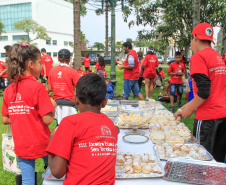 Cerca de 400 crianças do Movimento de Trabalhadores Rurais Sem-Terra (MST) fizeram uma visita, nesta sexta-feira (18), ao Palácio Iguaçu, sede do Executivo estadual. Vindas de diversos acampamentos e assentamentos de todo o Paraná, elas estão em Curitiba para o 13º Encontro Estadual dos Sem Terrinha, que começou na terça-feira (16) e termina nesta sexta.Foto: Valdelino Pontes 18/10/2019