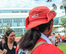 Cerca de 400 crianças do Movimento de Trabalhadores Rurais Sem-Terra (MST) fizeram uma visita, nesta sexta-feira (18), ao Palácio Iguaçu, sede do Executivo estadual. Vindas de diversos acampamentos e assentamentos de todo o Paraná, elas estão em Curitiba para o 13º Encontro Estadual dos Sem Terrinha, que começou na terça-feira (16) e termina nesta sexta.Foto: Valdelino Pontes 18/10/2019