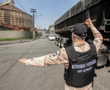 A Portos do Paraná deflagrou, nesta sexta-feira (18), uma operação para orientar, prevenir e solucionar o problema da obstrução nas vias de acesso ao Porto de Paranaguá e aos terminais de armazenagem e movimentação de grãos e contêineres. Batizada de Operação Cateter, a medida é educativa e voltada aos caminhoneiros, mas pode levar ao bloqueio do cadastro do veículo e restringir o carregamento e descarga dos produtos.  Foto: Claudio Neves/Portos do Paraná