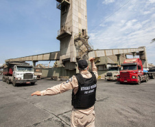 A Portos do Paraná deflagrou, nesta sexta-feira (18), uma operação para orientar, prevenir e solucionar o problema da obstrução nas vias de acesso ao Porto de Paranaguá e aos terminais de armazenagem e movimentação de grãos e contêineres. Batizada de Operação Cateter, a medida é educativa e voltada aos caminhoneiros, mas pode levar ao bloqueio do cadastro do veículo e restringir o carregamento e descarga dos produtos.  Foto: Claudio Neves/Portos do Paraná