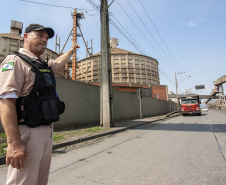 A Portos do Paraná deflagrou, nesta sexta-feira (18), uma operação para orientar, prevenir e solucionar o problema da obstrução nas vias de acesso ao Porto de Paranaguá e aos terminais de armazenagem e movimentação de grãos e contêineres. Batizada de Operação Cateter, a medida é educativa e voltada aos caminhoneiros, mas pode levar ao bloqueio do cadastro do veículo e restringir o carregamento e descarga dos produtos.  Foto: Claudio Neves/Portos do Paraná