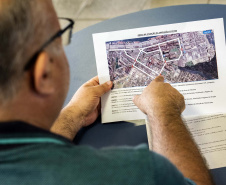 A Portos do Paraná deflagrou, nesta sexta-feira (18), uma operação para orientar, prevenir e solucionar o problema da obstrução nas vias de acesso ao Porto de Paranaguá e aos terminais de armazenagem e movimentação de grãos e contêineres. Batizada de Operação Cateter, a medida é educativa e voltada aos caminhoneiros, mas pode levar ao bloqueio do cadastro do veículo e restringir o carregamento e descarga dos produtos.  Foto: Claudio Neves/Portos do Paraná