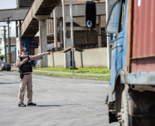 A Portos do Paraná deflagrou, nesta sexta-feira (18), uma operação para orientar, prevenir e solucionar o problema da obstrução nas vias de acesso ao Porto de Paranaguá e aos terminais de armazenagem e movimentação de grãos e contêineres. Batizada de Operação Cateter, a medida é educativa e voltada aos caminhoneiros, mas pode levar ao bloqueio do cadastro do veículo e restringir o carregamento e descarga dos produtos.  Foto: Claudio Neves/Portos do Paraná