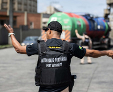 A Portos do Paraná deflagrou, nesta sexta-feira (18), uma operação para orientar, prevenir e solucionar o problema da obstrução nas vias de acesso ao Porto de Paranaguá e aos terminais de armazenagem e movimentação de grãos e contêineres. Batizada de Operação Cateter, a medida é educativa e voltada aos caminhoneiros, mas pode levar ao bloqueio do cadastro do veículo e restringir o carregamento e descarga dos produtos.  Foto: Claudio Neves/Portos do Paraná