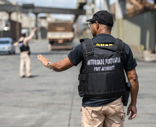 A Portos do Paraná deflagrou, nesta sexta-feira (18), uma operação para orientar, prevenir e solucionar o problema da obstrução nas vias de acesso ao Porto de Paranaguá e aos terminais de armazenagem e movimentação de grãos e contêineres. Batizada de Operação Cateter, a medida é educativa e voltada aos caminhoneiros, mas pode levar ao bloqueio do cadastro do veículo e restringir o carregamento e descarga dos produtos.  Foto: Claudio Neves/Portos do Paraná