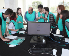 Um grupo de 30 estudantes do ensino médio da rede estadual de Educação participou nesta sexta-feira (18) do Desafio Inova Paraná, maratona de ideação de soluções para a gestão pública realizada no Palácio Iguaçu, em Curitiba. A iniciativa faz parte da Semana Paraná Inovador, evento do Governo do Estado que ocorre até este sábado (19).Foto: Ari Dias/AEN