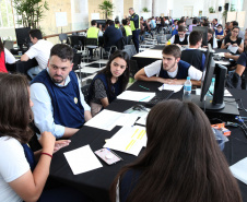 Um grupo de 30 estudantes do ensino médio da rede estadual de Educação participou nesta sexta-feira (18) do Desafio Inova Paraná, maratona de ideação de soluções para a gestão pública realizada no Palácio Iguaçu, em Curitiba. A iniciativa faz parte da Semana Paraná Inovador, evento do Governo do Estado que ocorre até este sábado (19).Foto: Ari Dias/AEN