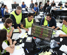 Um grupo de 30 estudantes do ensino médio da rede estadual de Educação participou nesta sexta-feira (18) do Desafio Inova Paraná, maratona de ideação de soluções para a gestão pública realizada no Palácio Iguaçu, em Curitiba. A iniciativa faz parte da Semana Paraná Inovador, evento do Governo do Estado que ocorre até este sábado (19).Foto: Ari Dias/AEN