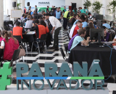 Um grupo de 30 estudantes do ensino médio da rede estadual de Educação participou nesta sexta-feira (18) do Desafio Inova Paraná, maratona de ideação de soluções para a gestão pública realizada no Palácio Iguaçu, em Curitiba. A iniciativa faz parte da Semana Paraná Inovador, evento do Governo do Estado que ocorre até este sábado (19).Foto: Ari Dias/AEN